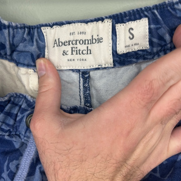 Men's Abercombie & Fitch blue tropical floral drawstring 3 pocket shorts - Picture 6 of 8
